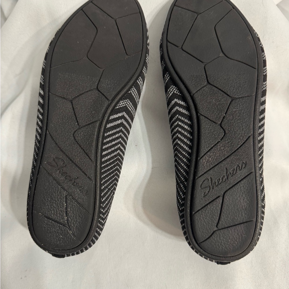 Skechers Cloe Black and Gray Chevron Flats 
SZ 8 - Picture 3 of 6